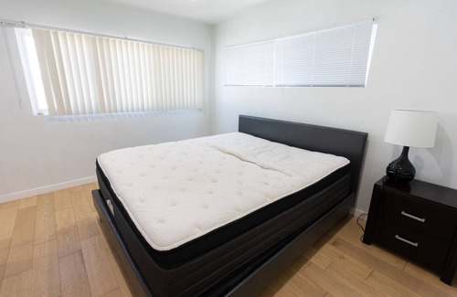 Melrose Condo | Newly Remodeled Condo near Fairfax - Upper Floor