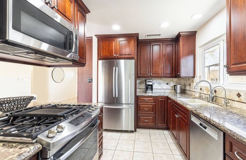 Simi Valley House | Newly Remodeled Charming House in Simi Valley, AC, Large Backyard, Pet Friendly