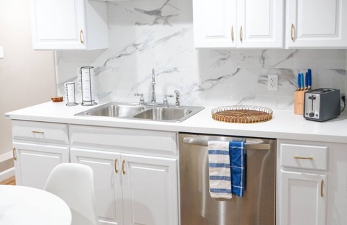 Longfellow House | Newly Remodeled cozy 1bdrm home close to Public transportation , BART, & SF