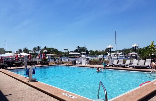 Trailer Estates Apartment | Newly Remodeled Cozy Unit Sarasota Cay Club close to Airport, Beaches and Shops