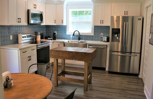 Thomasville House | Newly Remodeled Craftsman Style-Historic District-contact free check-in home