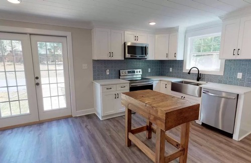 Thomasville House | Newly Remodeled Craftsman Style-Historic District-contact free check-in home