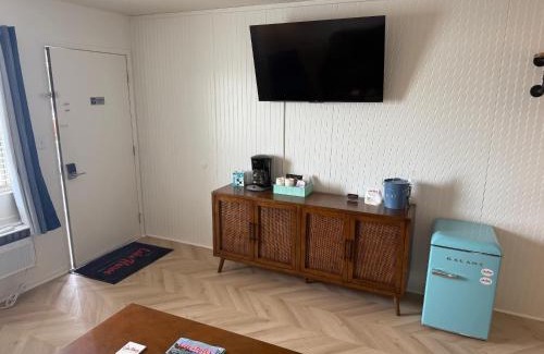 Laurie Apartment | Newly Remodeled Deluxe King Suite