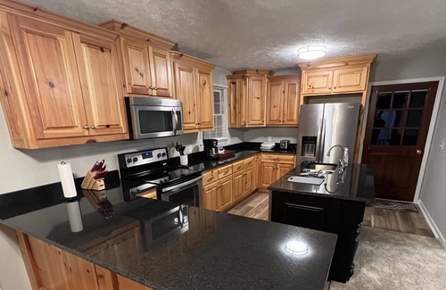 Jefferson House | Newly Remodeled Home in Quiet and Safe Neighborhood.