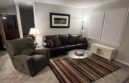Jefferson House | Newly Remodeled Home in Quiet and Safe Neighborhood.