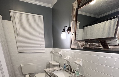 Jefferson House | Newly Remodeled Home in Quiet and Safe Neighborhood.