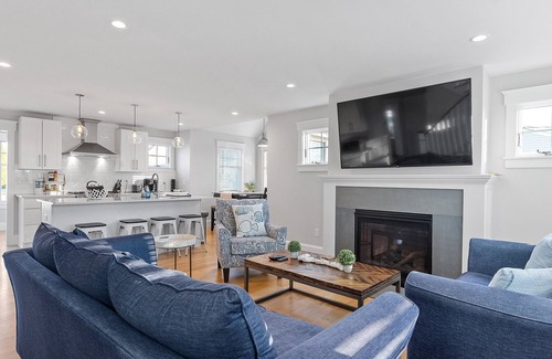 Middletown House | Newly remodeled home-Stay close to beach w/easy access to Newport