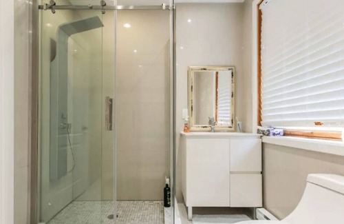 Cote-Des-Neiges—Notre-Dame-De-Grace House | "Newly-Remodeled Home with Modern Amenities in the Heart of Montreal"