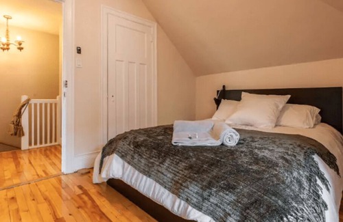 Cote-Des-Neiges—Notre-Dame-De-Grace House | "Newly-Remodeled Home with Modern Amenities in the Heart of Montreal"