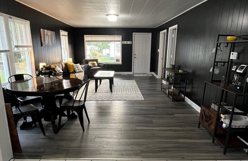 Kingsport House | Newly Remodeled House- Family Friendly- Close to all amenities - Fully stocked -