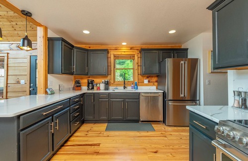 Wolf Laurel Cabin | Newly Remodeled Luxe Cabin, Comfy Beds, Great Views, Hot Tub, at Hatley Pointe!
