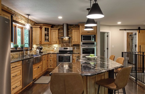La Crosse House | Newly Remodeled Luxury Home in the Bluffs - 10 mins to Downtown