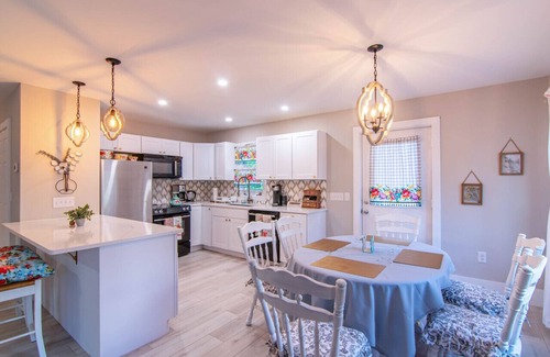 Sparta Cottage | Newly remodeled luxury cottage with mountain views