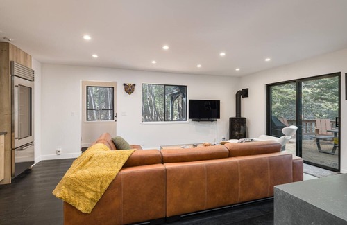 McKinney Estates House | NEWLY REMODELED!Modern Mountain House. Hot tub perched above creek.TESLA charger