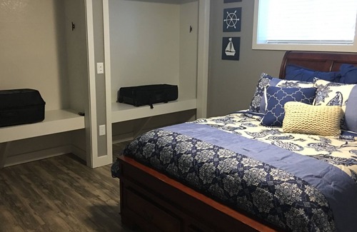 Grove House | Newly Remodeled, Private Boat Dock, 100 MBS Fiber, Lakeside, Boat Ramp, Quiet.