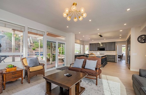 Valle Lindo House | Newly Remodeled Suburban House