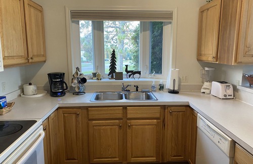 Gaylord House | Newly remodeled townhouse with 5 bedrooms & 4 1/2 baths with hot tub.