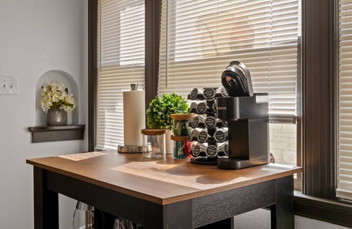 Milwaukee Apartment | ⁂Newly Remodeled ⁂W/D⁂65"TV⁂Parking⁂King⁂2B/1B⁂