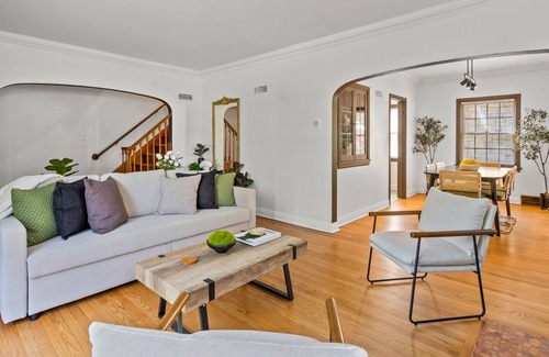 Milwaukee Apartment | ⁂Newly Remodeled ⁂W/D⁂65"TV⁂Parking⁂King⁂2B/1B⁂