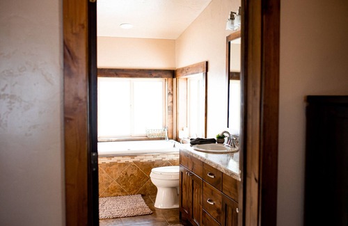 Freedom House | Newly Remodeled w/ Hot Tub 50 Minutes from Parks!