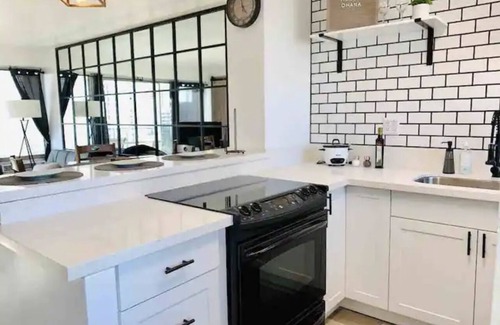McCully - Moiliili Condo | Newly Remodeled Waikiki Condo 2BR/1BA