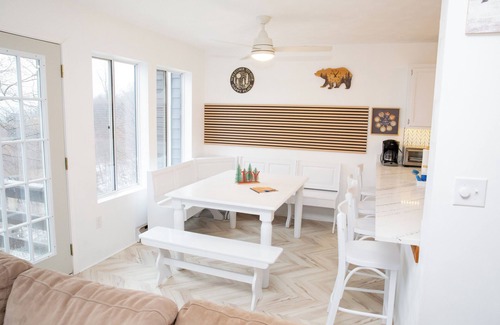 Hidden Valley House | Newly Remodelled Unique Beautiful Townhome near the slopes