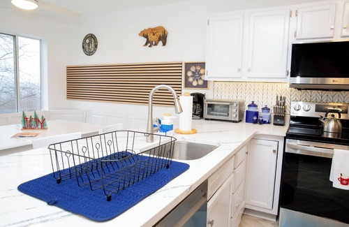 Hidden Valley House | Newly Remodelled Unique Beautiful Townhome near the slopes