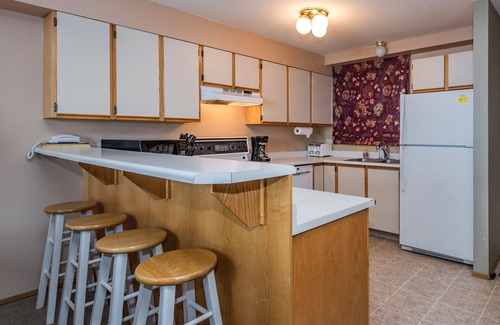 Silver Star Mountain House | Newly renovated condo in Pinnacles - BBQ, hot tub, laundry, ski-in/out from door
