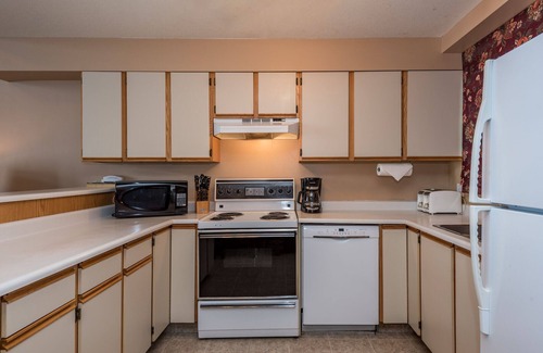 Silver Star Mountain House | Newly renovated condo in Pinnacles - BBQ, hot tub, laundry, ski-in/out from door