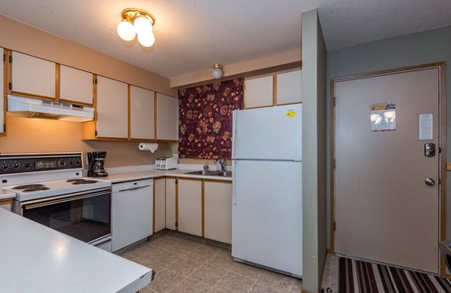 Silver Star Mountain House | Newly renovated condo in Pinnacles - BBQ, hot tub, laundry, ski-in/out from door