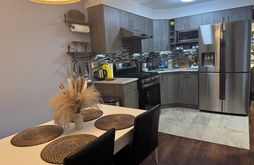 Queens House | Newly Renovated 1br in Sunnyside - Close to Subway 20mins to City