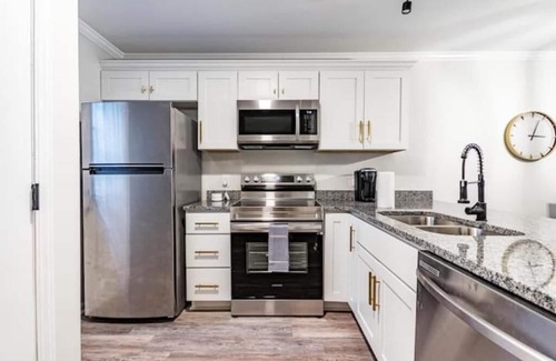 Southwest Raleigh House | Newly renovated 2 bdr townhome w king bed