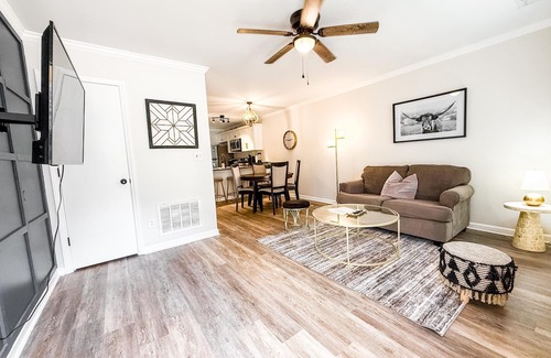Southwest Raleigh House | Newly renovated 2 bdr townhome w king bed