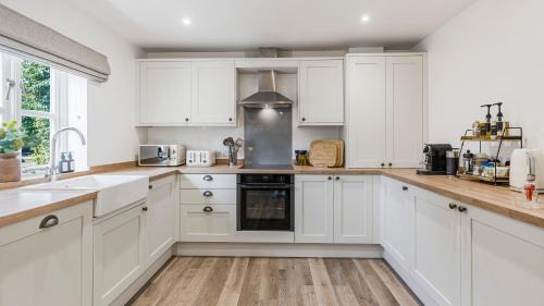 Lechlade House | Newly Renovated 2-bed House - Garden - Private Parking - Netflix - Coffee Station - Work Desk