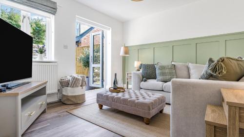 Lechlade House | Newly Renovated 2-bed House - Garden - Private Parking - Netflix - Coffee Station - Work Desk