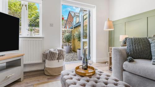 Lechlade House | Newly Renovated 2-bed House - Garden - Private Parking - Netflix - Coffee Station - Work Desk