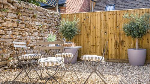 Lechlade House | Newly Renovated 2-bed House - Garden - Private Parking - Netflix - Coffee Station - Work Desk