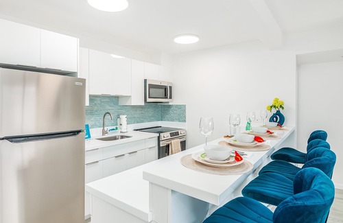Diamond Head - Kapahulu - St. Louis Condo | Newly Renovated 2 Bedroom Condo, 1 Block to Waikiki Beach, Free Parking