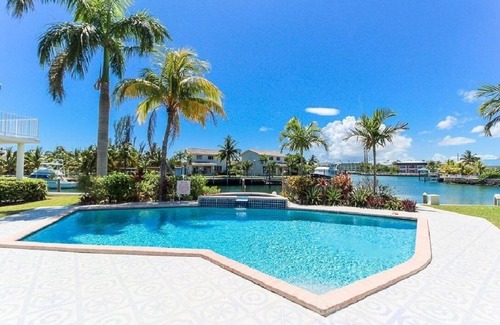 Bahama Reef Condo | Newly Renovated 2BR Luxury Poolside Retreat: Steps from Beach & Port Lucaya