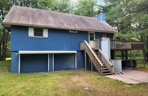 Briar Crest Woods Ski Chalet | Newly Renovated 3 Bedroom Chalet with Hot Tub!