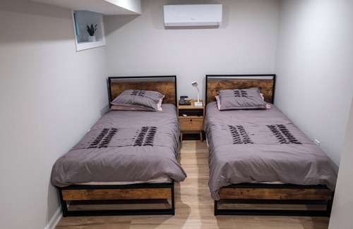 Hillside House | Newly renovated 3-bedroom basement on quiet dead end block, close to Manhattan