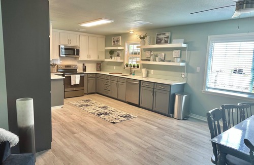 Kingston House | Newly renovated 3-bedroom “Deja Blue” Lakehouse near Catfish Bay in Kingston