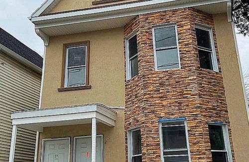Ampere House | Newly renovated 3-bedroom apt fully furnished house with free WiFi, prime video