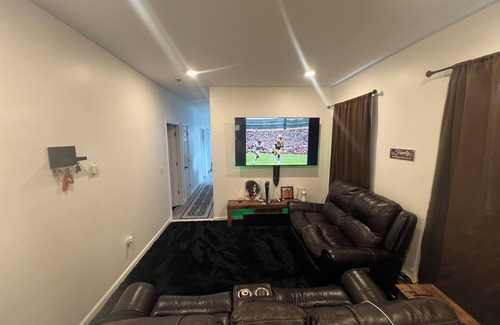 Ampere House | Newly renovated 3-bedroom apt fully furnished house with free WiFi, prime video
