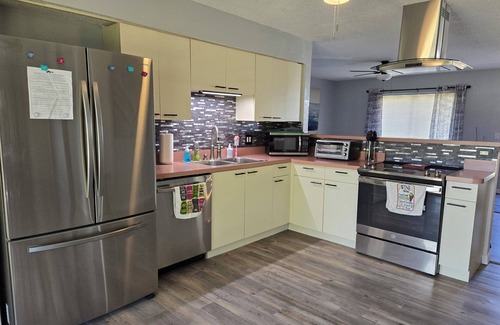 North Port House | Newly Renovated 3-BR 2 Bath home. Close to Restaurants & Mineral Springs