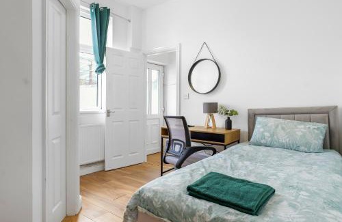 Bury Apartment | Newly renovated 3 Ensuite bedroom house in bury, 5 people
