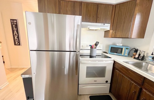 Gaylord House | Newly Renovated 3bd Cottage Retreat & Fire Pit Sleeps 8