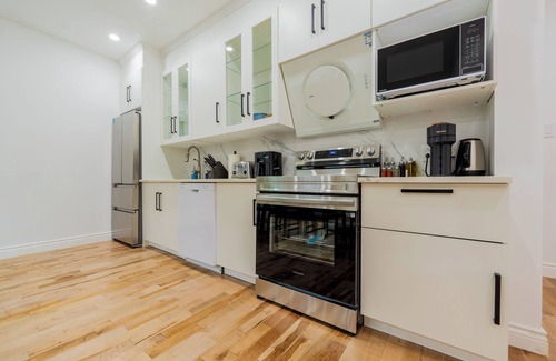 Cote-Des-Neiges—Notre-Dame-De-Grace Apartment | Newly Renovated 3BR/2BA | Spacious & Modern