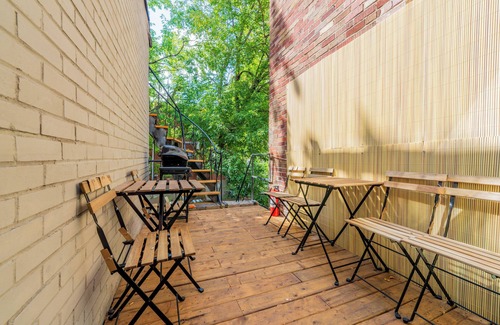Cote-Des-Neiges—Notre-Dame-De-Grace Apartment | Newly Renovated 3BR/2BA | Spacious & Modern