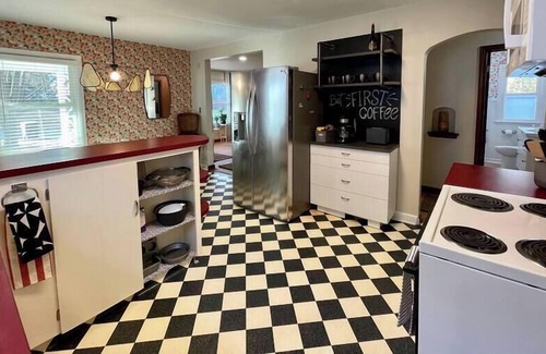 Aksarben - Elmwood Park House | *Newly* Renovated 3min UNMC; 10min Downtown & Zoo